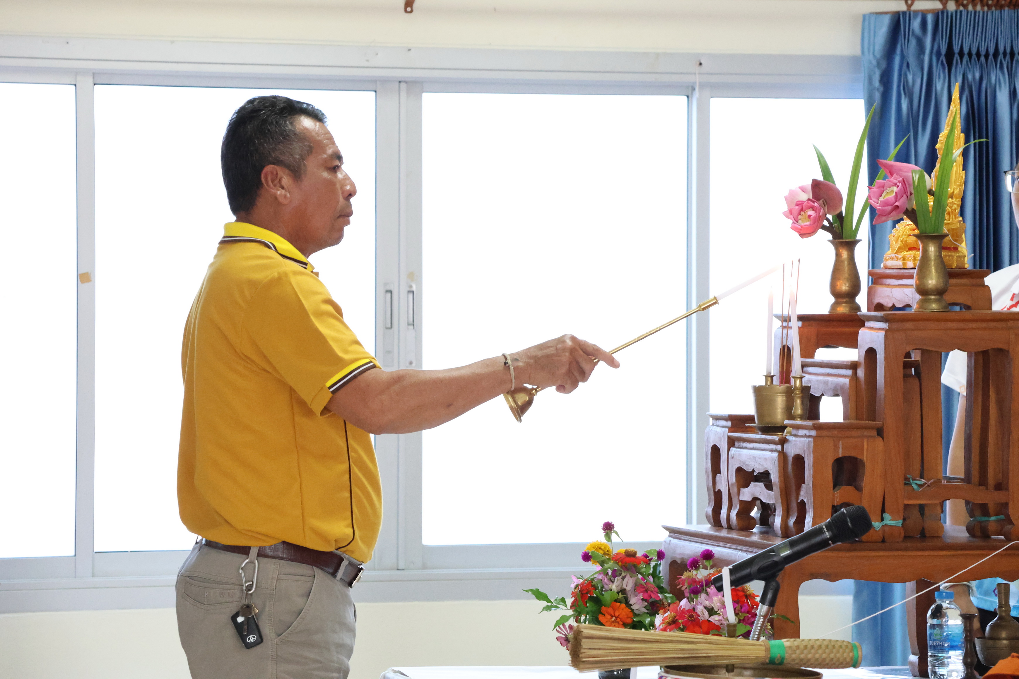 “กิจกรรมธรรมนำสุขและงานฝีมือ (การตกแต่งเทียนพรรษา)”