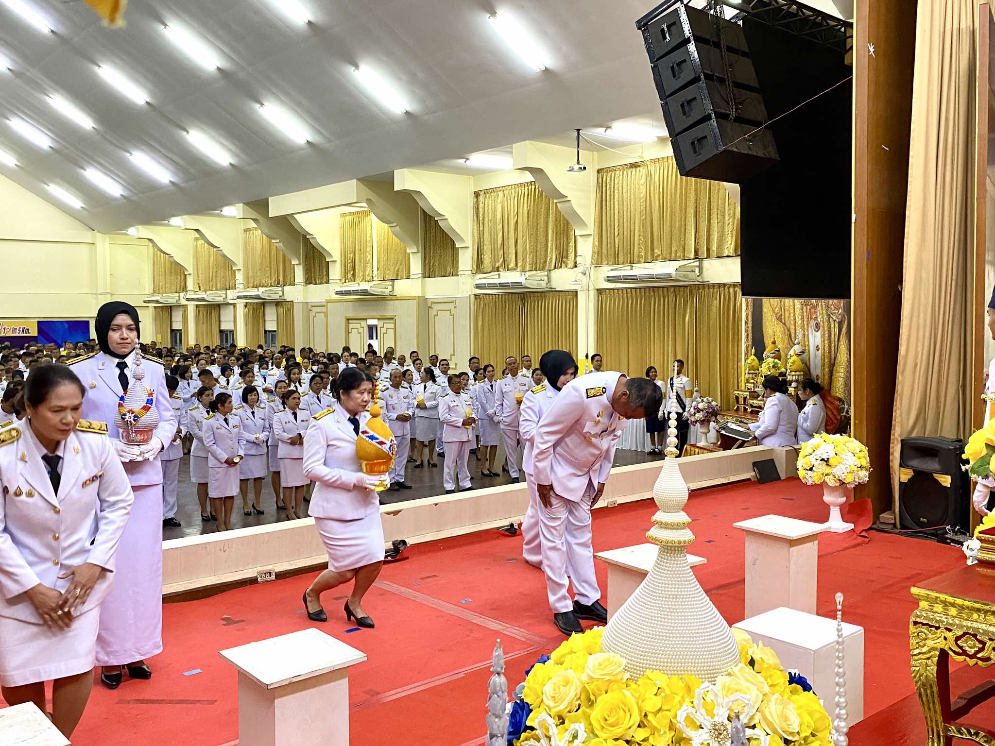 พิธีถวายเครื่องสักการะและวางพานพุ่ม และพิธีจุดเทียนถวายพระพรชัยมงคล 
เนื่องในโอกาสพระราชพิธีมหามงคลเฉลิมพระชนมพรรษา 
พระบาทสมเด็จพระเจ้าอยู่หัว 6 รอบ 72 พรรษา