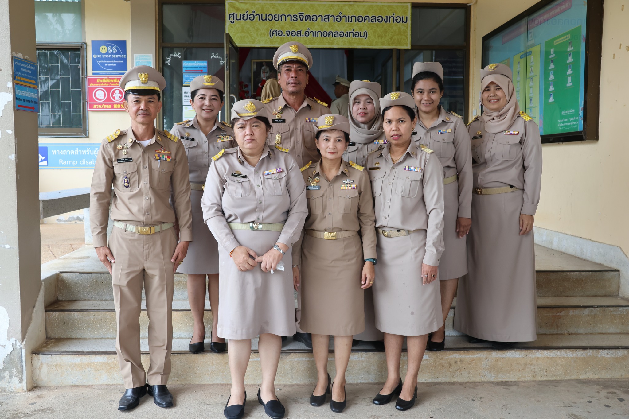 วันจันทร์ ที่ 29 กันยายน 2568 เวลา 08.00 น. นายพิเชษฐ์  คิดรอบ นายกเทศมนตรีตำบลคลองพน พร้อมด้วยหัวหน้าส่วนราชการ และบุคลากรเทศบาลตำบลคลองพน ร่วมกิจกรรมเคารพธงชาติและร้องเพลงชาติ เนื่องในวันพระราชทานธงชาติไทย 28 กันยายน ประจำปี 2568 (Thai National Flag Day) ณ ที่ว่าการอำเภอคลองท่อม  ตำบลคลองท่อมใต้  อำเภอคลองท่อม  จังหวัดกระบี่