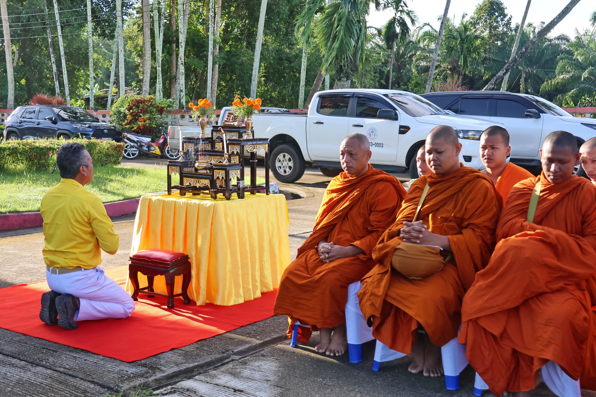 วันจันทร์ ที่ 13 ตุลาคม 2568  นายพิเชษฐ์  คิดรอบ นายกเทศมนตรีตำบลคลองพน พร้อมด้วยคณะผู้บริหาร สมาชิกสภาเทศบาล บุคลากรเทศบาลตำบลคลองพน และพนักงานจ้าง ร่วมกับประชาชนในเขตเทศบาลตำบลคลองพน จัดกิจกรรมพิธีทำบุญตักบาตร เนื่องในวันนวมินทรมหาราช พระบาทสมเด็จพระบรมชนกาธิเบศร มหาภูมิพลอดุลยเดชมหาราช บรมนาถบพิตร เพื่อเป็นการแสดงถึงความจงรักภักดี และสำนึกในพระมหากรุณาธิคุณแด่พระองค์ท่าน  พระภิกษุสงฆ์ จำนวน 12 รูป  ณ บริเวณหน้าสำนักงานเทศบาลตำบลคลองพน  อำเภอคลองท่อม  จังหวัดกระบี่