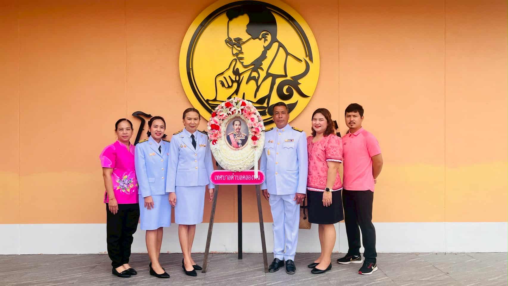 วันพฤหัสบดี ที่ 23 ตุลาคม 2568 นายพิเชษฐ์ คิดรอบ นายกเทศมนตรีตำบลคลองพน พร้อมด้วย สมาชิกสภาเทศบาล หัวหน้าส่วนราชการ พนักงานเทศบาล พนักงานครูเทศบาลและบุคลากรเทศบาลตำบลคลองพน เข้าร่วมพิธีวางพวงมาลาและถวายบังคมพระบรมฉายาลักษณ์ พระบาทสมเด็จพระจุลจอมเกล้าเจ้าอยู่หัว (รัชกาลที่ 5) “เนื่องในวัน ปิยมหาราช” เพื่อเป็นการน้อมรำลึกถึงในพระมหากรุณาธิคุณอันหาที่สุดมิได้ ณ หอประชุมโรงเรียนกาญจนาภิเษก  วิทยาลัย กระบี่ อำเภอคลองท่อม จังหวัดกระบี่