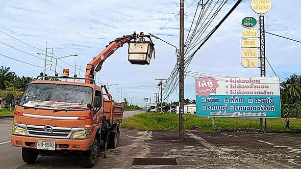 วันอังคาร ที่ 28 ตุลาคม 2568 นายพิเชษฐ์  คิดรอบ นายกเทศมนตรีตำบลคลองพน  มอบหมายนายวรวิทย์  หัวแหลม ผู้อำนวยการกองช่าง และนายวิรัช  ยาเขียว รองนายกเทศมนตรีตำบลคลองพน ควบคุมดูแลกองช่าง ให้เจ้าหน้าที่กองช่าง โดยงานสาธารณูปโภค ลงพื้นที่ดำเนินการสำรวจพร้อมปรับปรุงซ่อมแซมระบบไฟฟ้า ให้สามารถใช้งานได้ตามปกติเพื่อแก้ไขปัญหาเส้นทางมืด เพิ่มสมรรถภาพการมองเห็นของประชาชนในการใช้รถใช้ถนนและทรัพย์สินอย่างปลอดภัย ในพื้นที่เขตเทศบาลตำบลคลองพน บริเวณชุมชนท่าคลอง  หมู่ที่ 1 ตำบลคลองพน  อำเภอคลองท่อม  จังหวัดกระบี่