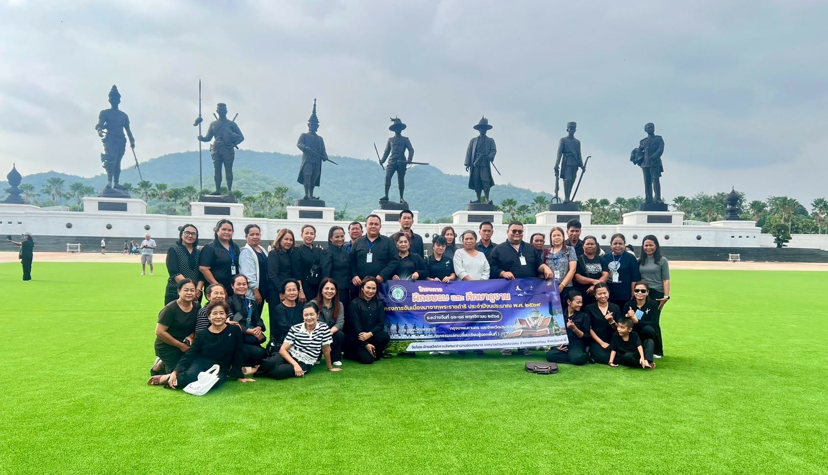 วันอังคาร ที่ 18 พฤศจิกายน 2568  เทศบาลตำบลคลองพน ได้จัดโครงการศึกษาดูงานและกิจกรรมแลกเปลี่ยนเรียนรู้นอกพื้นที่ตามโครงการอันเนื่องมาจากพระราชดำริ  ประจำปีงบประมาณ พ.ศ.2569 ซึ่งประกอบด้วย สมาชิกสภาเทศบาล หัวหน้าส่วนราชการ  พนักงานเทศบาล ผู้นำชุมชน ประชาชนทั่วไปและเจ้าหน้าที่ผู้มีส่วนเกี่ยวข้อง  โดยมีวัตถุประสงค์เพื่อส่งเสริมและสนับสนุนให้ผู้เข้าฝึกอบรม
