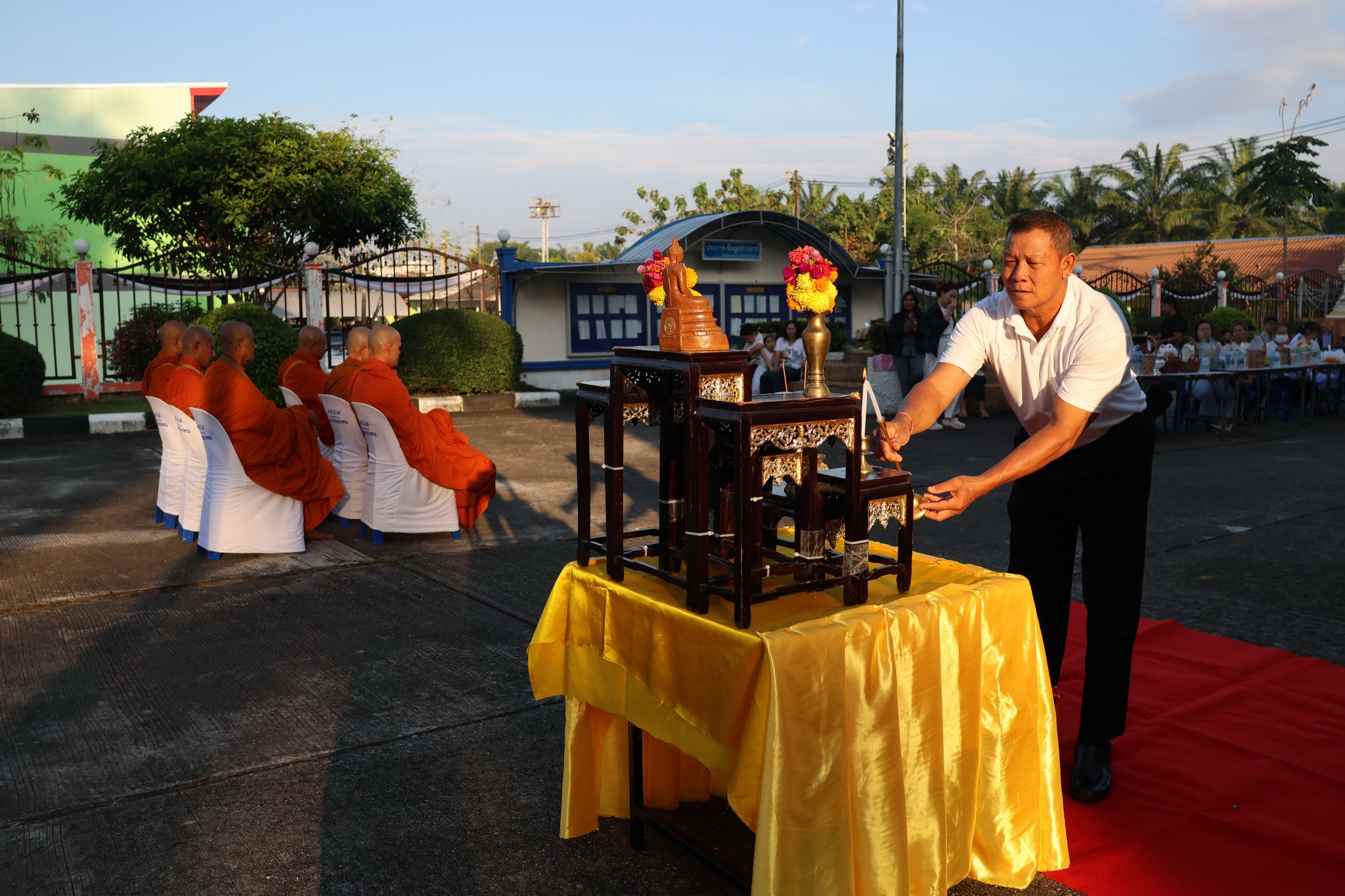 จัดกิจกรรมพิธีทำบุญตักบาตร แด่พระภิกษุ-สงฆ์ จำนวน 6 รูป  เนื่องในวันคล้ายวันพระราชสมภพ พระบาทสมเด็จพระบรมชนกาธิเบศร มหาภูมิพลอดุลยเดชมหาราช บรมนาถบพิตร วันชาติ และวันพ่อแห่งชาติ