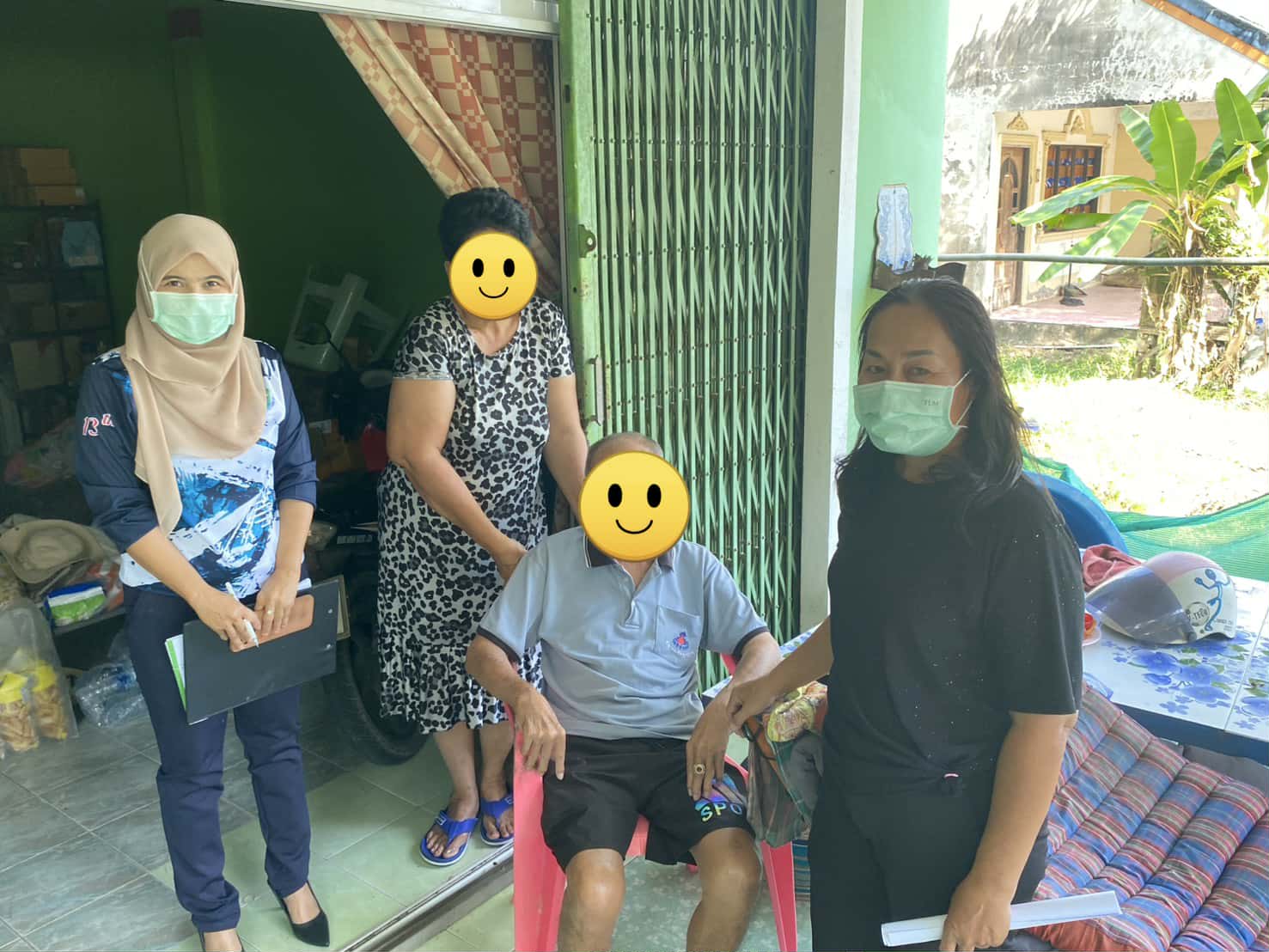 งพื้นที่เยี่ยมบ้านมอบแผ่นรองซับการขับถ่ายและผ้าอ้อมสำเร็จรูปให้ผู้ป่วยติดเตียง