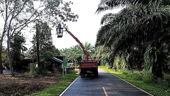 ลงพื้นที่ดำเนินการสำรวจพร้อมปรับปรุงซ่อมแซมระบบไฟฟ้า ให้สามารถใช้งานได้ตามปกติเพื่อแก้ไขปัญหาเส้นทางมืด
