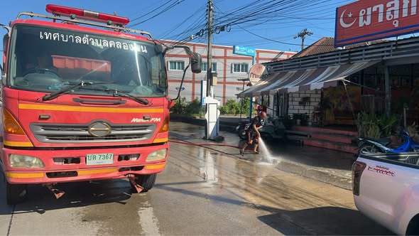งานป้องกันและบรรเทาสาธารณภัย นำรถบรรทุกน้ำฉีดล้างทำความสะอาด เพื่อกำจัดเศษขยะหรือดินโคลนและฝุ่นละออง ปรับปรุงภูมิทัศน์ให้สะอาดเรียบร้อย