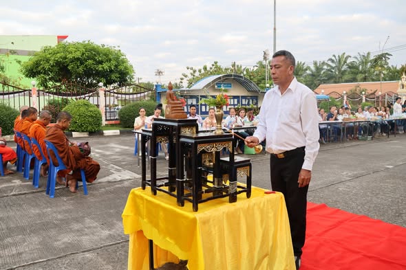 ร่วมกับประชาชนในเขตเทศบาลตำบลคลองพน จัดกิจกรรมพิธีทำบุญตักบาตร แด่พระภิกษุสงฆ์ จำนวน 5 รูป เนื่องในวันขึ้นปีใหม่ ประจำปี พ.ศ.2569