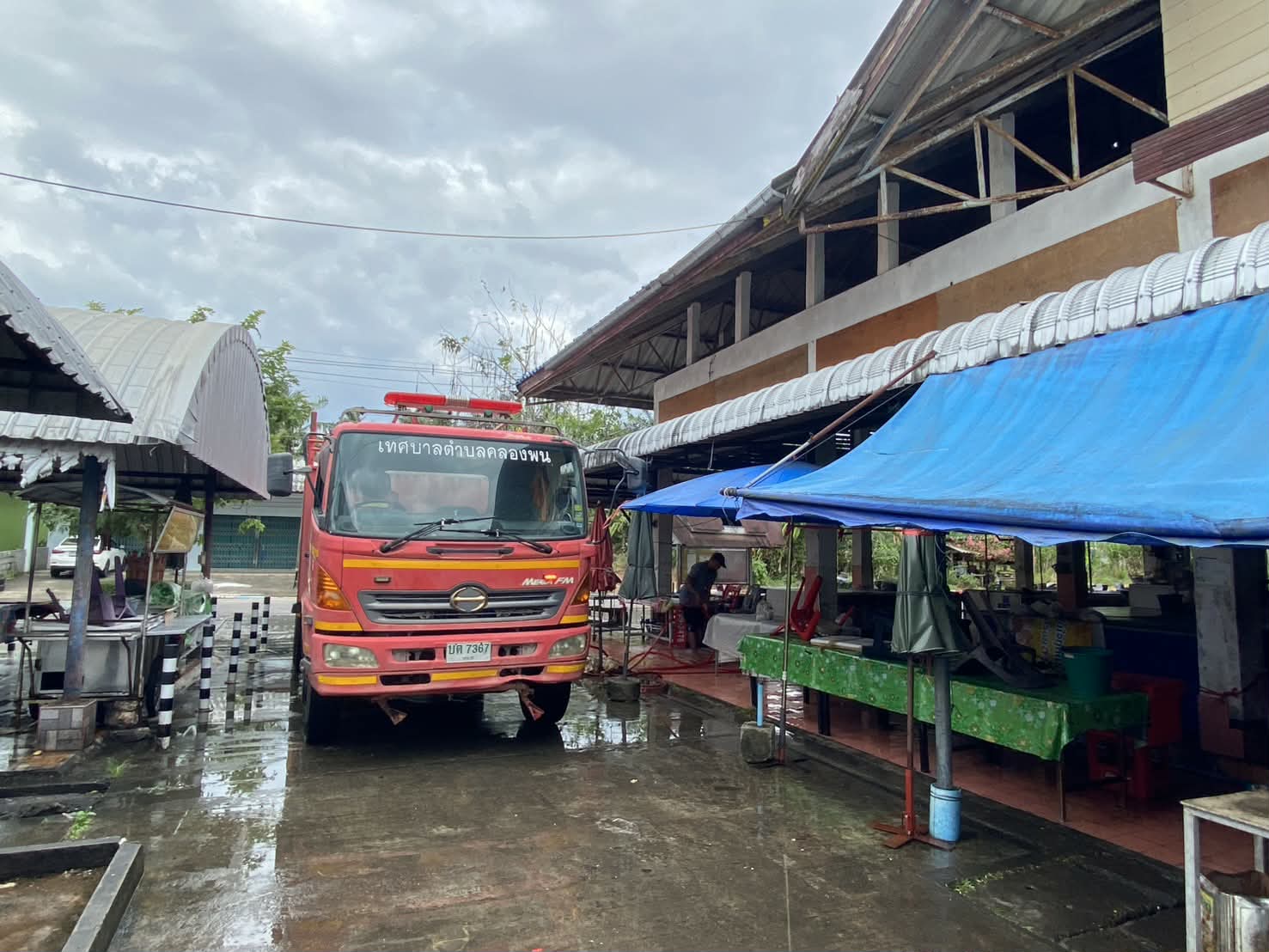 งานป้องกันและบรรเทาสาธารณภัย ร่วมกับเจ้าหน้าที่กองสาธารณสุขและสิ่งแวดล้อม ลงพื้นที่นำรถบรรทุกน้ำฉีดล้างตลาดสดเทศบาลตำบลคลองพนและคูระบายน้ำ เพื่อรักษาความสะอาดภายในตลาดสด ให้มีความสะอาดเรียบร้อย ไม่ให้เกิดปัญหาที่เกี่ยวกับโรคติดต่อที่มีสาเหตุมาจากสัตว์ซึ่งเป็นพาหะนำโรค
