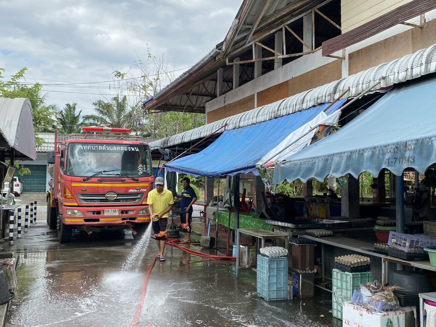 านป้องกันและบรรเทาสาธารณภัย ร่วมกับเจ้าหน้าที่กองสาธารณสุขและสิ่งแวดล้อม ลงพื้นที่นำรถบรรทุกน้ำฉีดล้างตลาดสดเทศบาลตำบลคลองพนและคูระบายน้ำ เพื่อรักษาความสะอาดภายในตลาดสด ให้มีความสะอาดเรียบร้อย ไม่ให้เกิดปัญหาที่เกี่ยวกับโรคติดต่อที่มีสาเหตุมาจากสัตว์ซึ่งเป็นพาหะนำโรค
