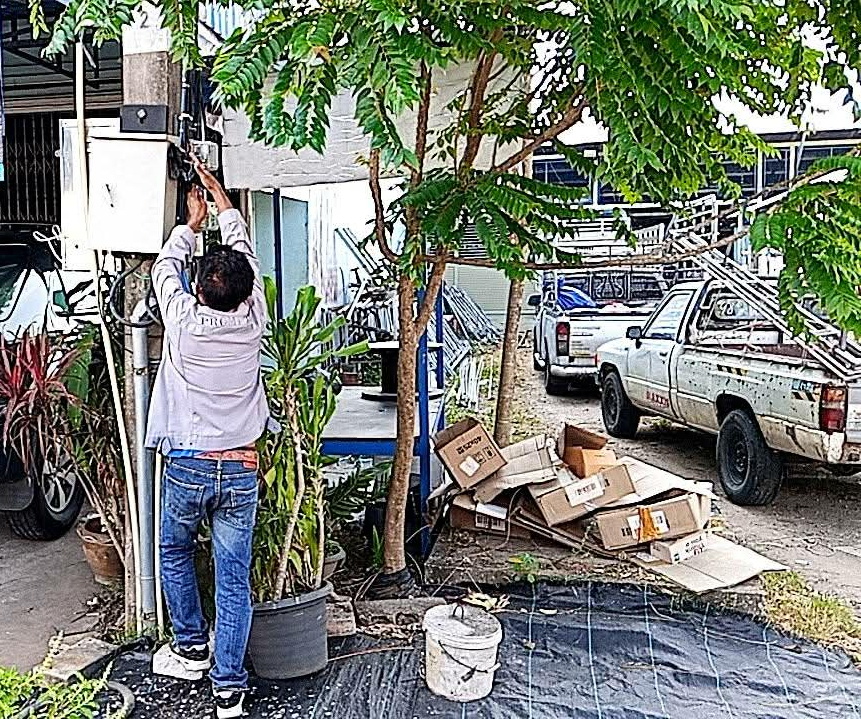 เจ้าหน้าที่กองช่าง โดยงานสาธารณูปโภค ลงพื้นที่ดำเนินการสำรวจเช็คระบบไฟปั้นพร้อมปรับปรุงซ่อมแซมระบบไฟฟ้า ให้สามารถใช้งานได้ตามปกติเพื่อแก้ไขปัญหาเส้นทางมืด เพิ่มสมรรถภาพการมองเห็นของประชาชนในการใช้รถใช้ถนนและทรัพย์สินอย่างปลอดภัย ในพื้นที่เขตเทศบาลตำบลคลองพน บริเวณชุมชนน้ำท่อ หมู่ที่ 1 ตำบลคลองพน  อำเภอคลองท่อม  จังหวัดกระบี่