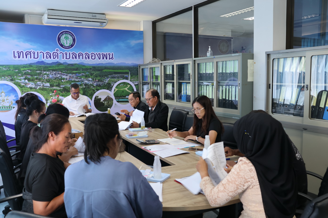 วันพฤหัสบดี ที่ 5 กุมภาพันธ์ 2569 เวลา 13.00 น. เทศบาลตำบลคลองพน นำโดยนายพิเชษฐ์  คิดรอบ นายกเทศมนตรีตำบลคลองพน เป็นประธานกรรมการกองทุนหลักประกันสุขภาพเทศบาลตำบลคลองพน พร้อมด้วยนายวรวิทย์  หัวแหลม ผู้อำนวยการกองช่าง รักษาราชการแทน ปลัดเทศบาลตำบลคลองพนและคณะอนุกรรมการสนับสนุนการจัดบริการดูแลเจ้าหน้าที่ผู้เกี่ยวข้อง  เข้าร่วมประชุมคณะอนุกรรมการสนับสนุนการจัดบริการดูแลระยะยาวสำหรับผู้สูงอายุที่มีภาวะพึ่งพิงและบุคคลอื่นที่มีภาวะพึ่งพิง ครั้งที่ 1/2569